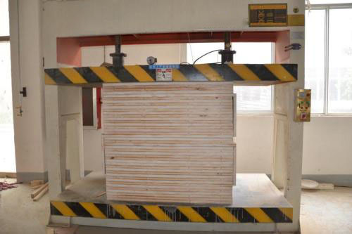 Máquina de prensado en caliente de madera contrachapada automática